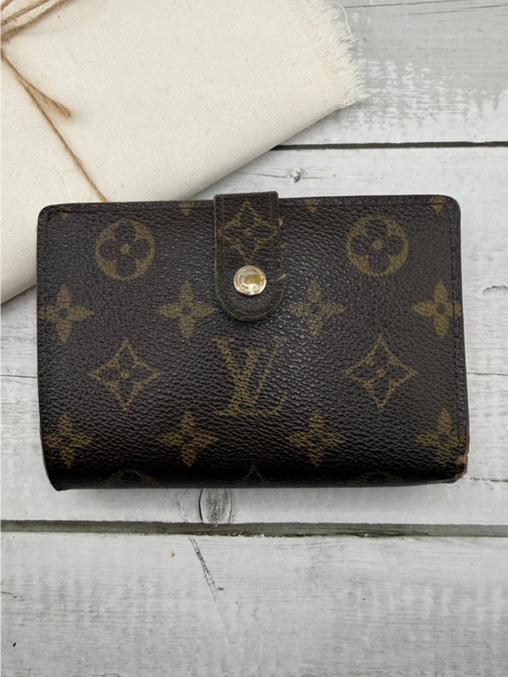 AUTHENTIC Louis Vuitton Epi Leather Porte Feuille Vienoise French Purse wallet.